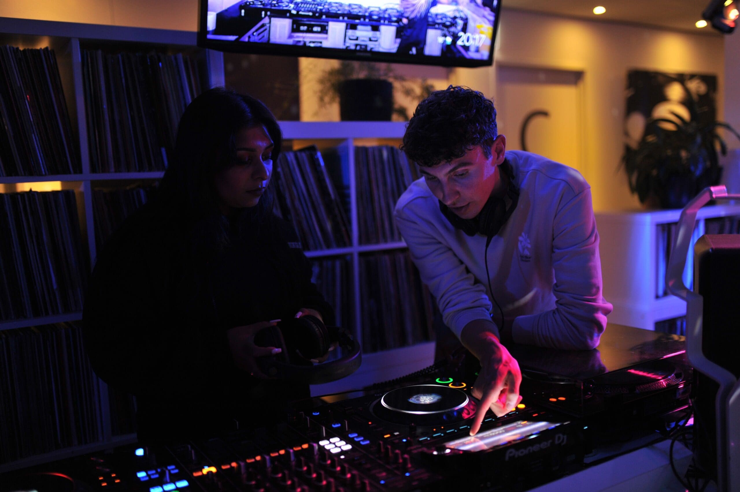 How to a Deejay Master the Art of DJing