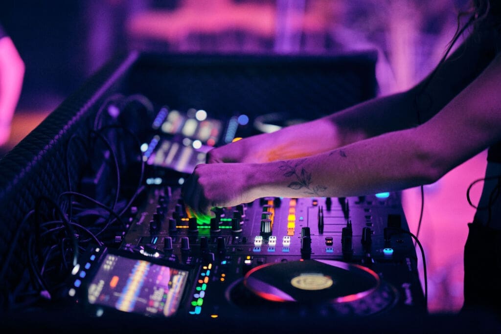 how to become a deejay
